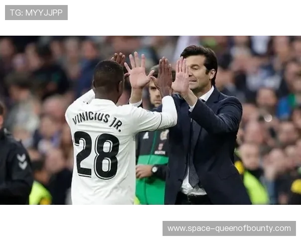 皇马球迷嘘声转掌声，维尼修斯鼓掌回应显风度